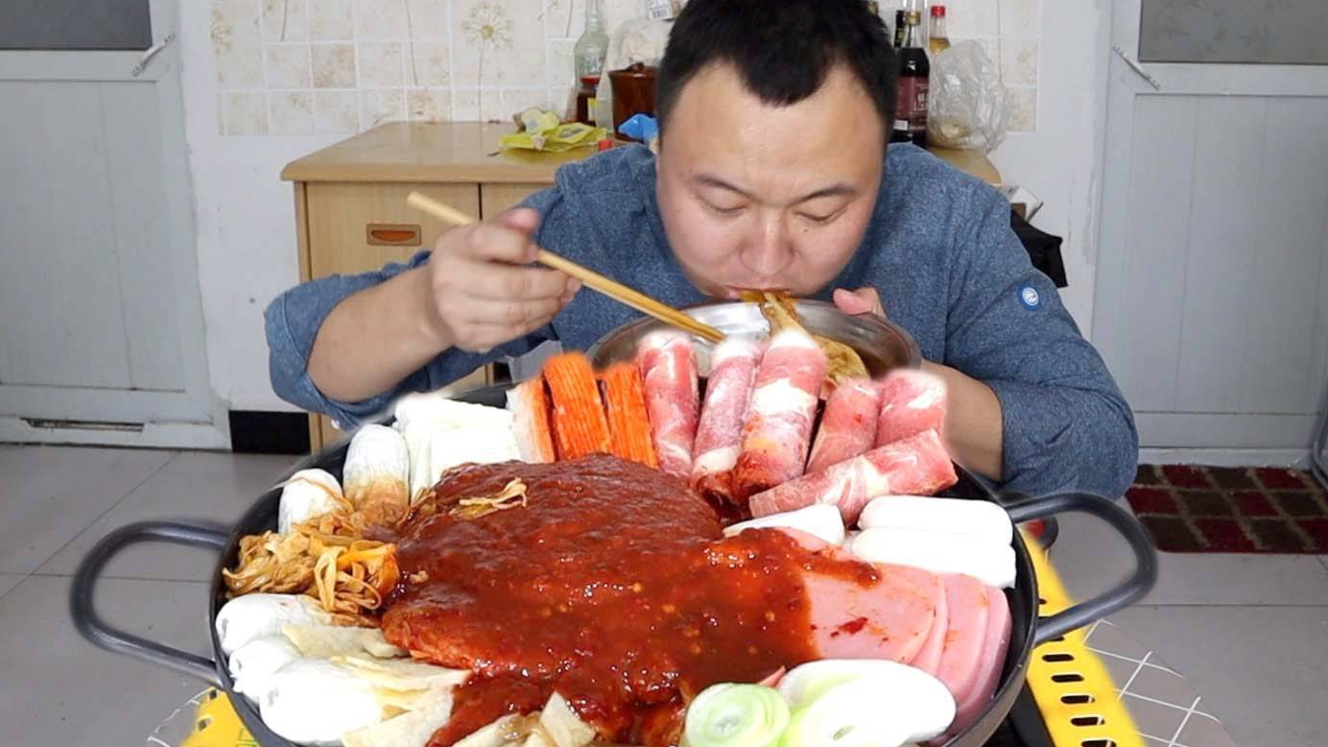 小伙第一次吃部队火锅,最豪华版泡面,配菜丰富,太香了,吃过瘾
